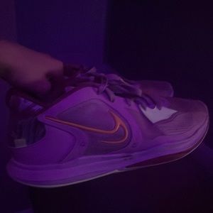 Kyrie low 5 orchid comes with box